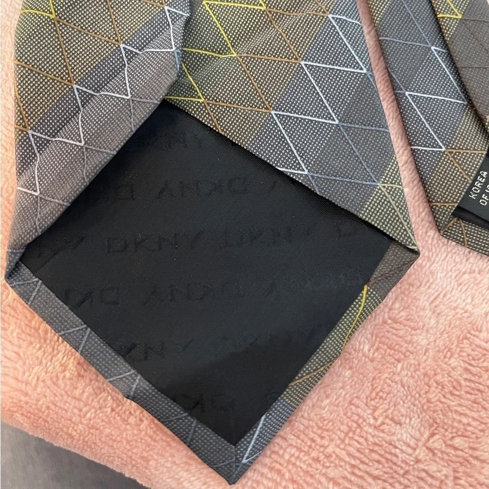 DKNY Men's Tie in Black and Brown with Yellow Accents